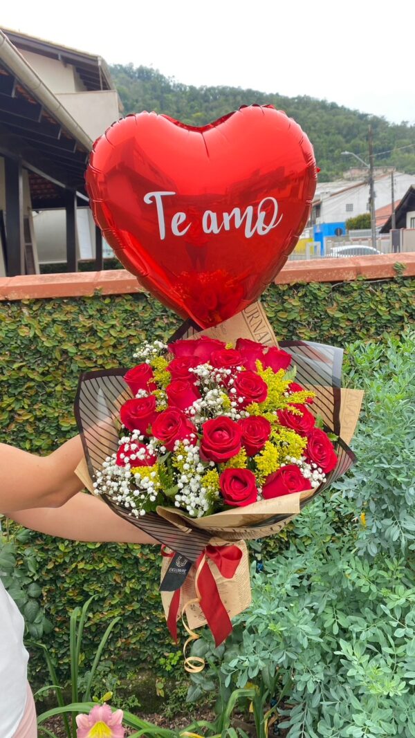 Buquê com 20 Rosas Vermelhas e Balão Personalizado - Image 2