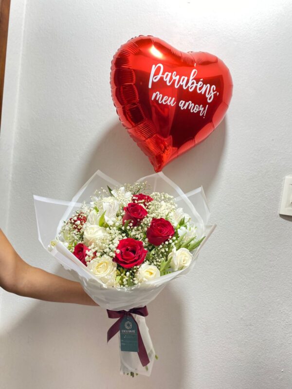 Buquê de 12 Rosas e balão à gás Parabéns Meu Amor!