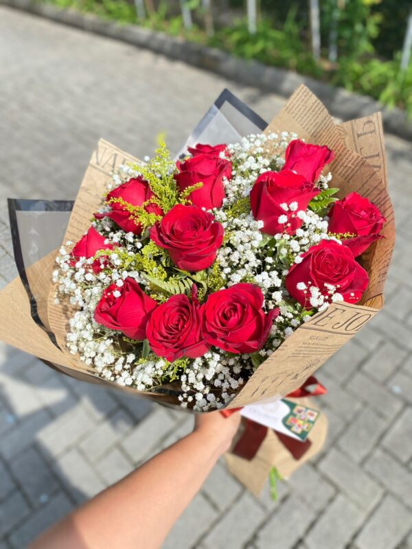 Buquê com 12 Rosas Vermelhas